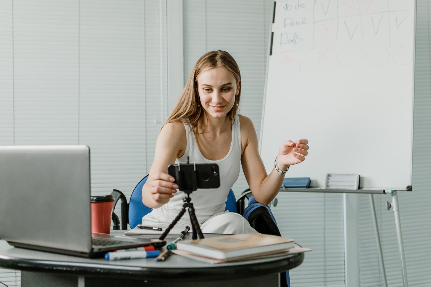 Motivatiile si Avantajele Lucrului in Industria de Videochat