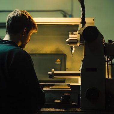 Cum se gestionează problemele de echilibrare a sculelor pe un CNC?