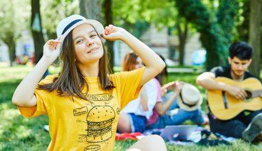 Pot personaliza tricouri pentru o excursie de grup?