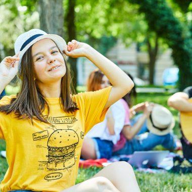 Pot personaliza tricouri pentru o excursie de grup?