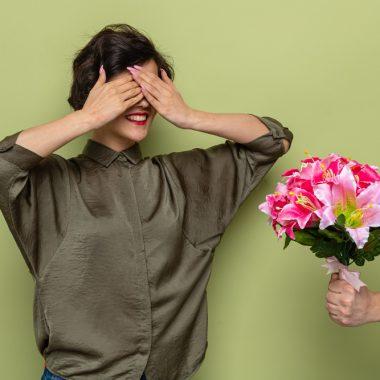 Buchetul de flori ca terapie emoțională: cum ne ajută?