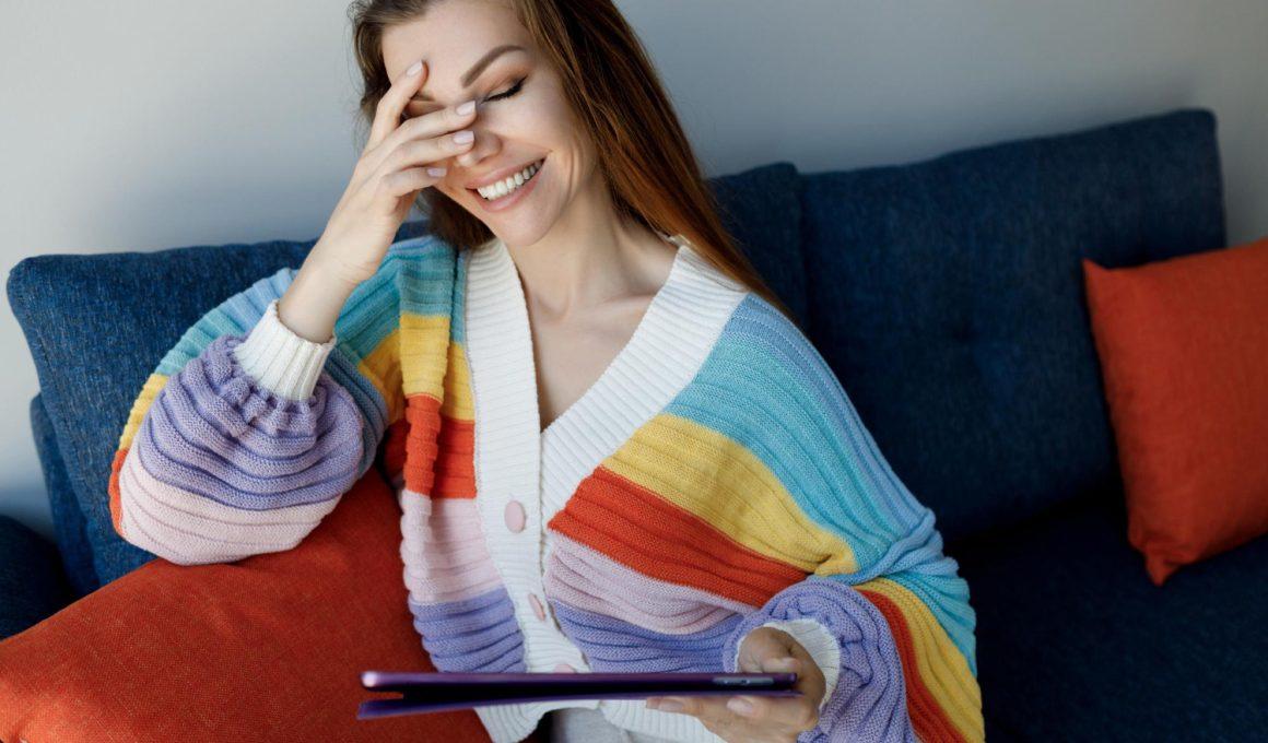 Cum poate ajuta terapia persoanele LGBTQ+ să-și accepte identitatea