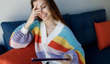 Cum poate ajuta terapia persoanele LGBTQ+ să-și accepte identitatea