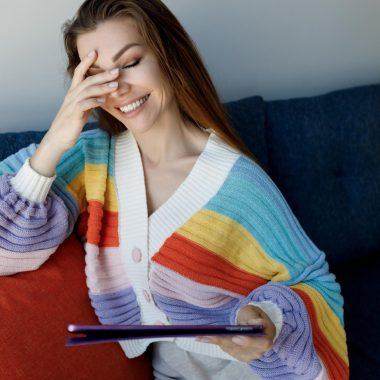 Cum poate ajuta terapia persoanele LGBTQ+ să-și accepte identitatea